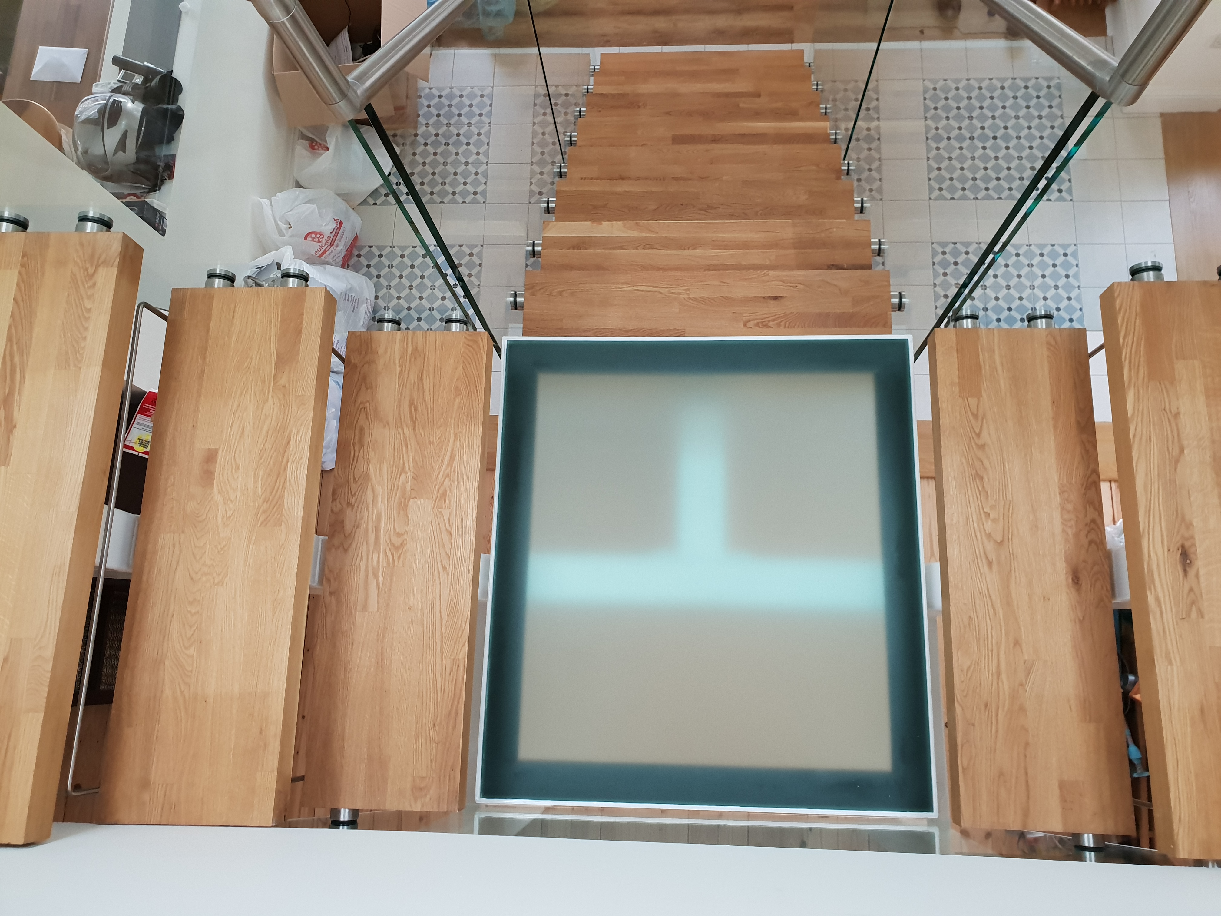 mono-stringer-staircase-oak-and-glass-1