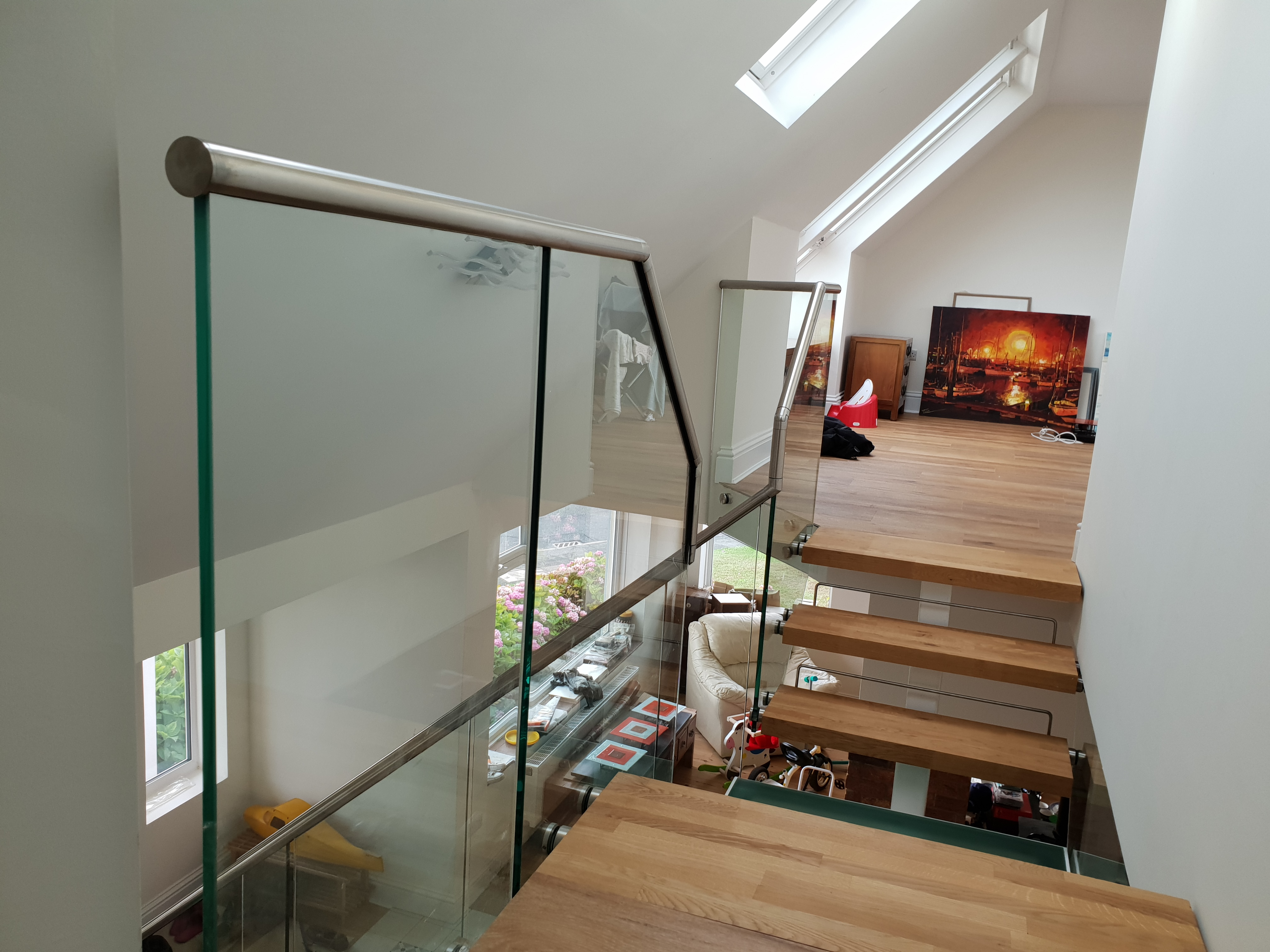 mono-stringer-staircase-oak-and-glass-2