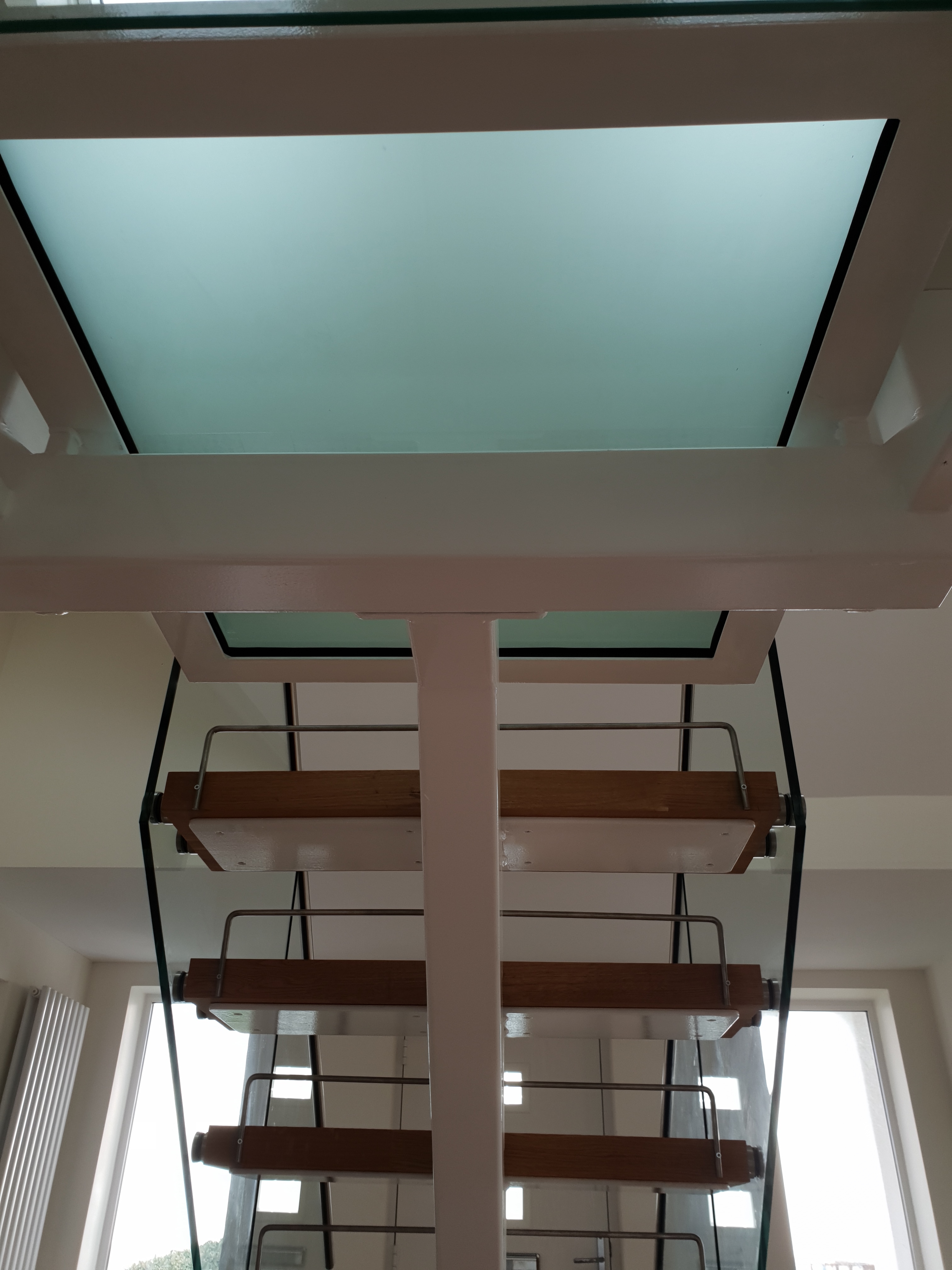 mono-stringer-staircase-oak-and-glass-5