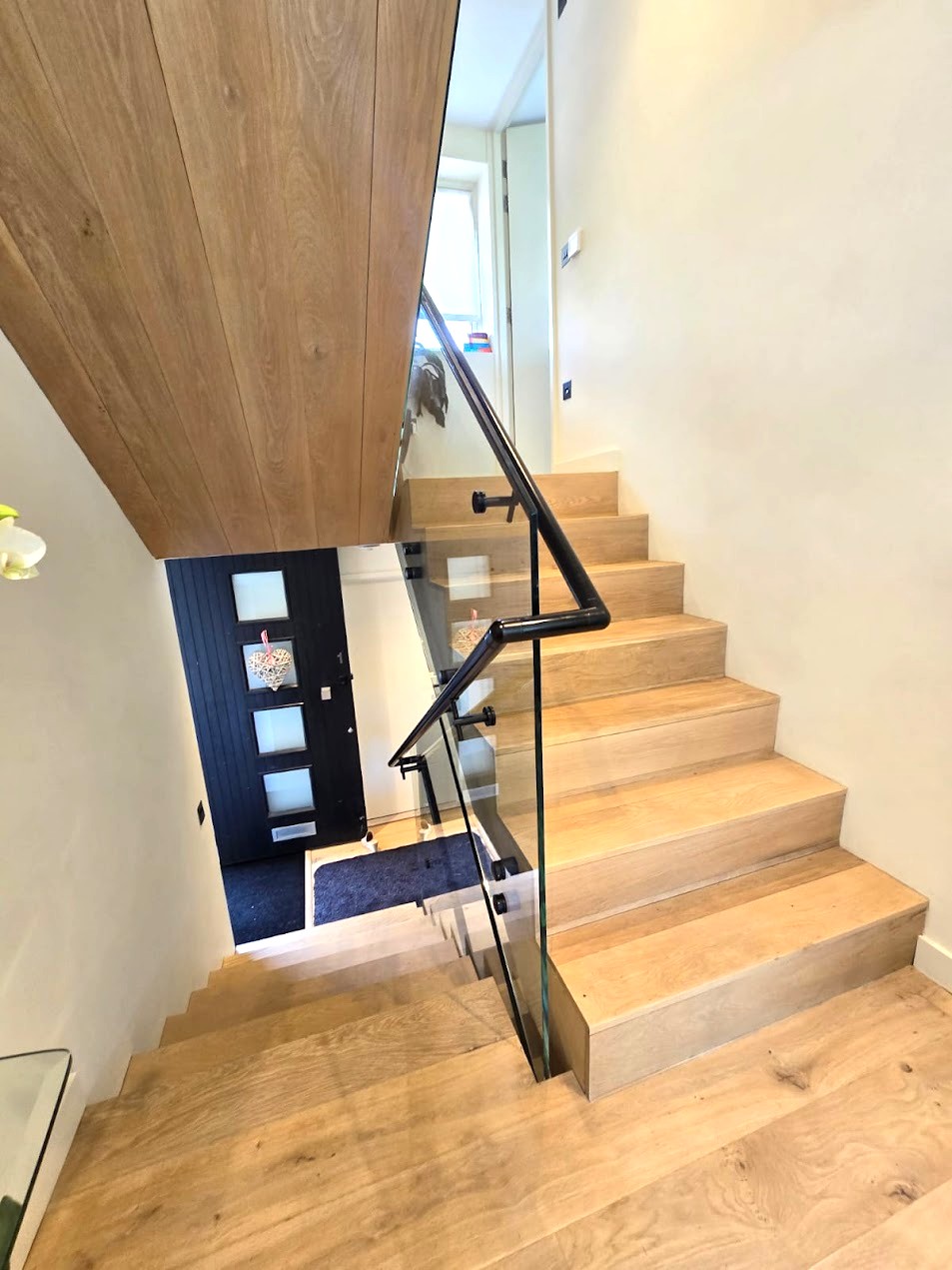 Hove Oak Staircase with Frameless Balustrades (1)