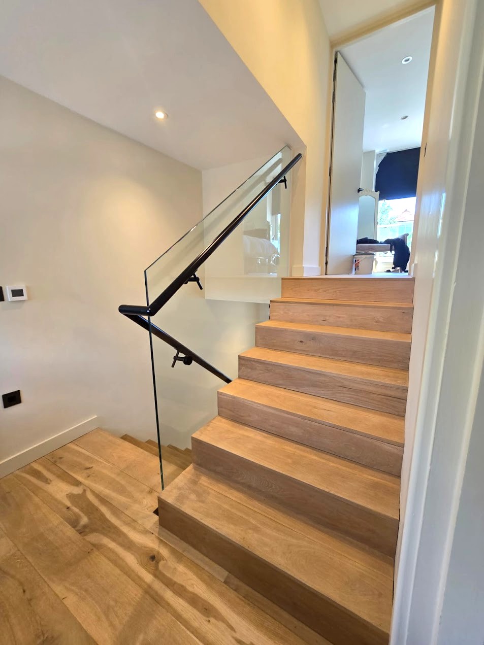 Hove Oak Staircase with Frameless Balustrades (2)