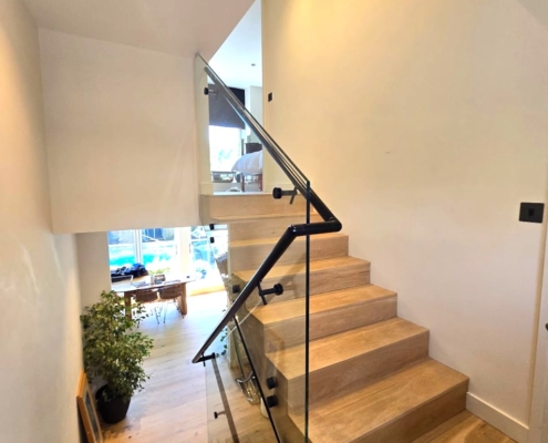 Hove Oak Staircase with Frameless Balustrades (3)