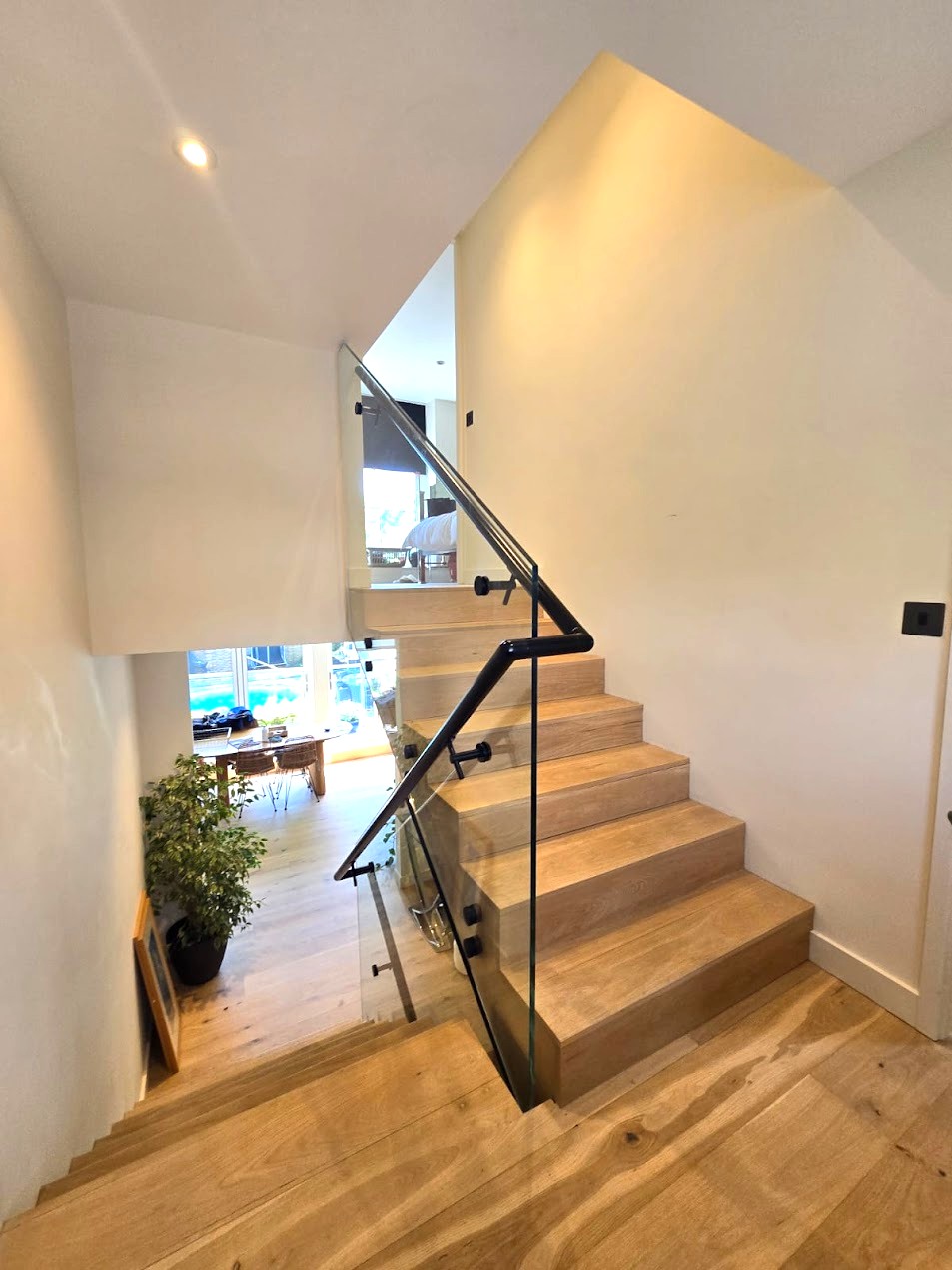 Hove Oak Staircase with Frameless Balustrades (3)