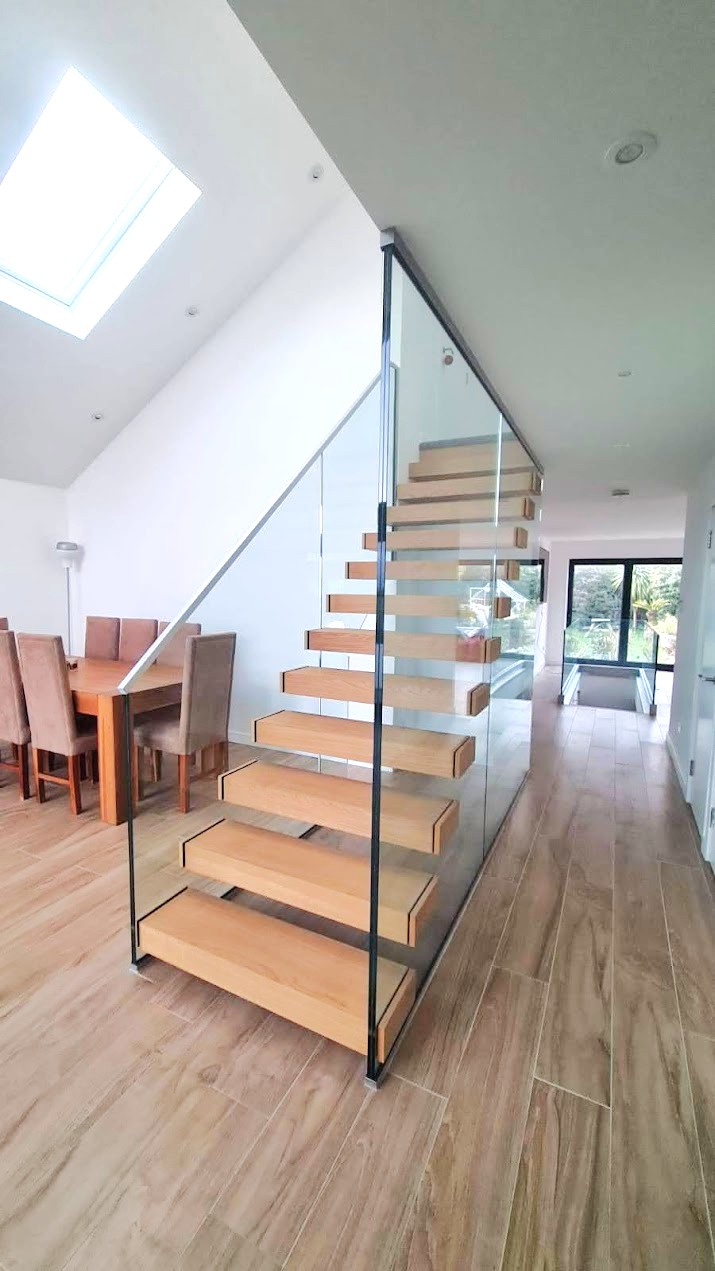 Ovingdean - Glass Stringer Floating Staircase (1)