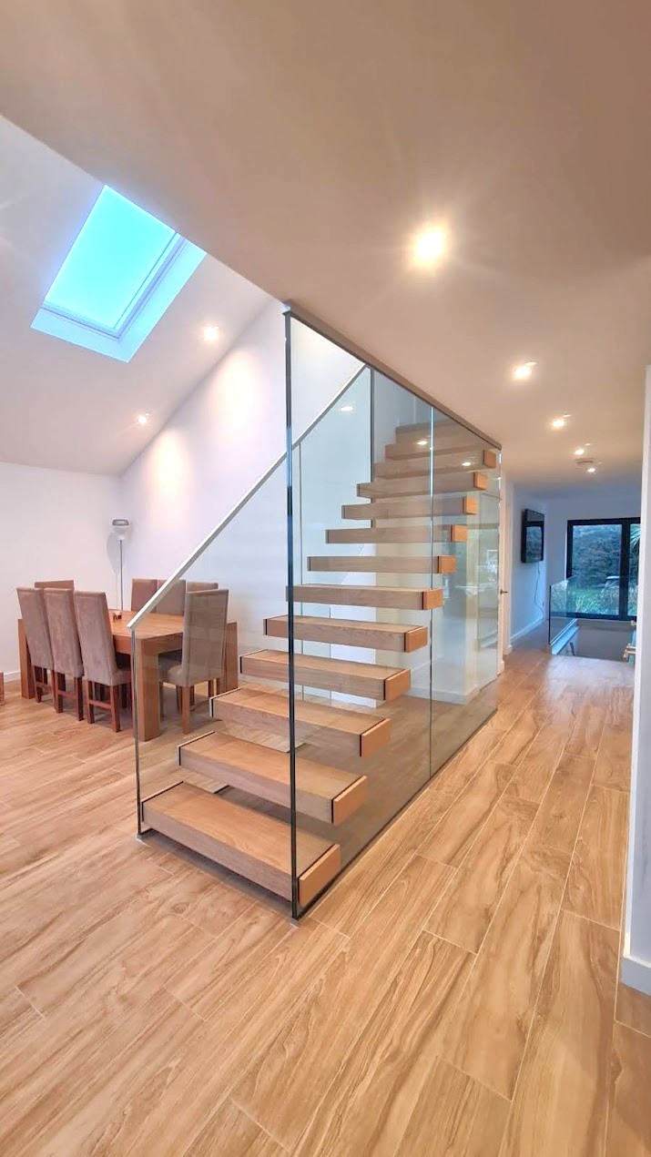 Ovingdean - Glass Stringer Floating Staircase (2)