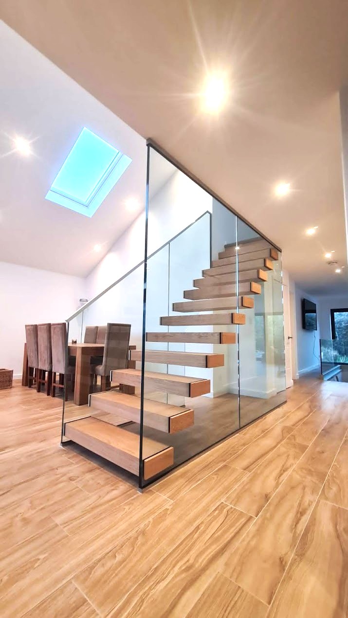 Ovingdean - Glass Stringer Floating Staircase (3)