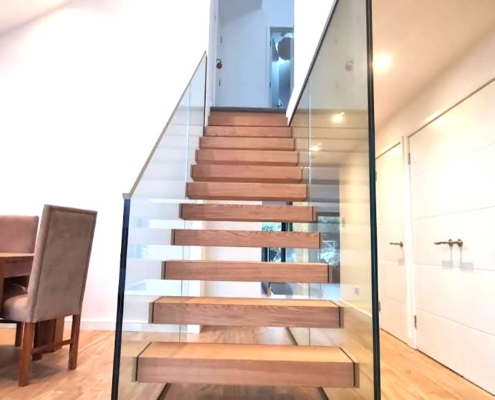 Ovingdean - Glass Stringer Floating Staircase (4)