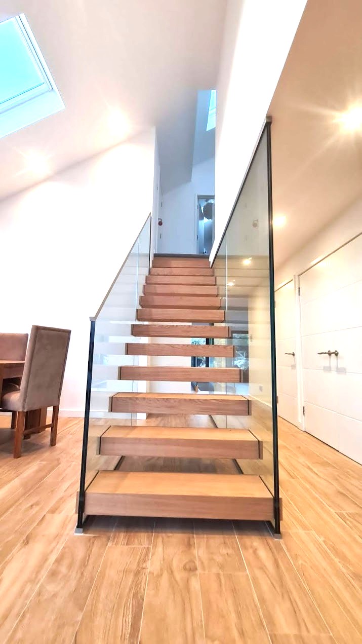 Ovingdean - Glass Stringer Floating Staircase (4)