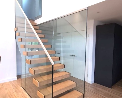 Ovingdean - Glass Stringer Floating Staircase (5)