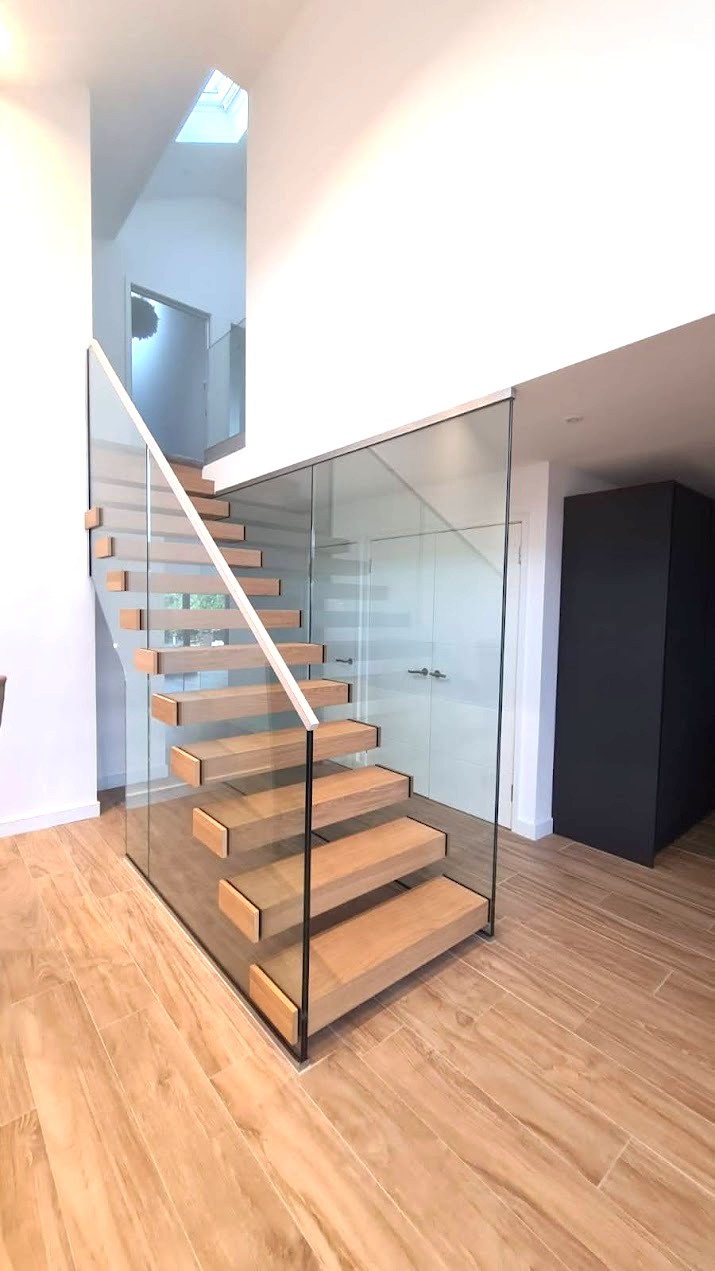 Ovingdean - Glass Stringer Floating Staircase (5)