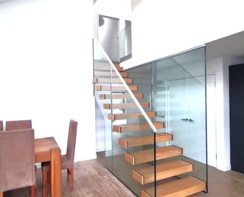 Ovingdean - Glass Stringer Floating Staircase (6)