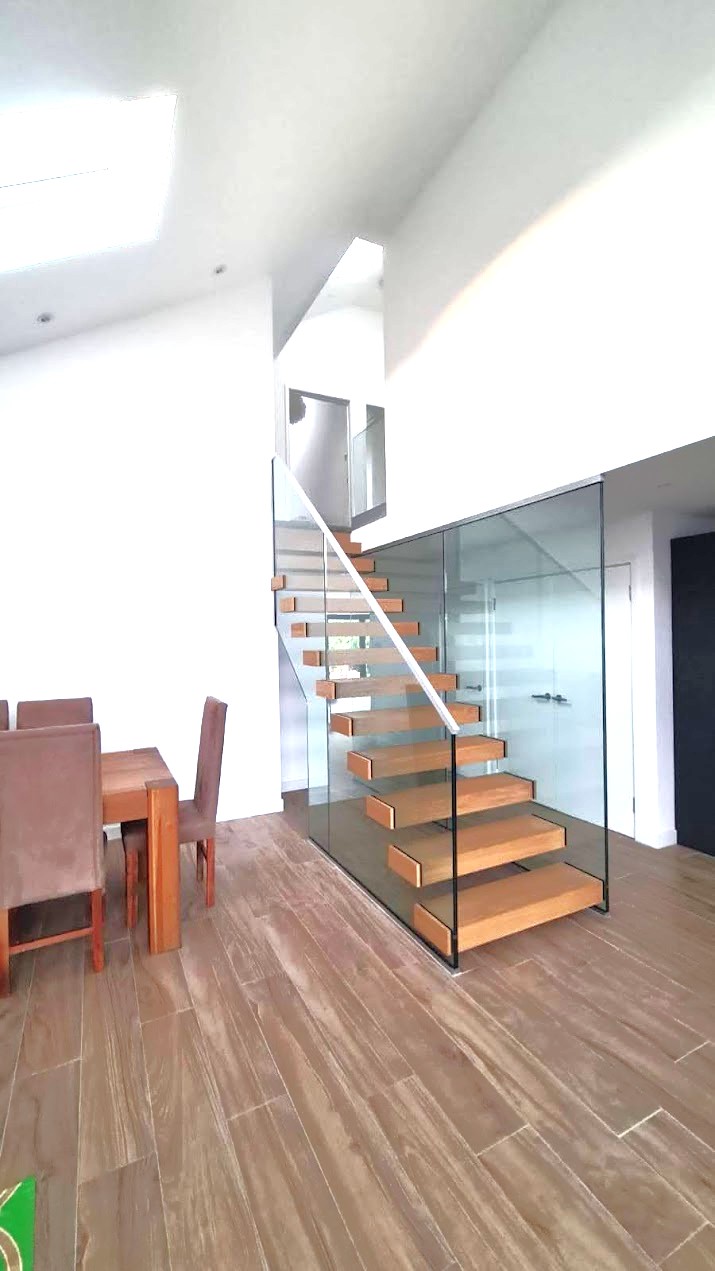 Ovingdean - Glass Stringer Floating Staircase (6)